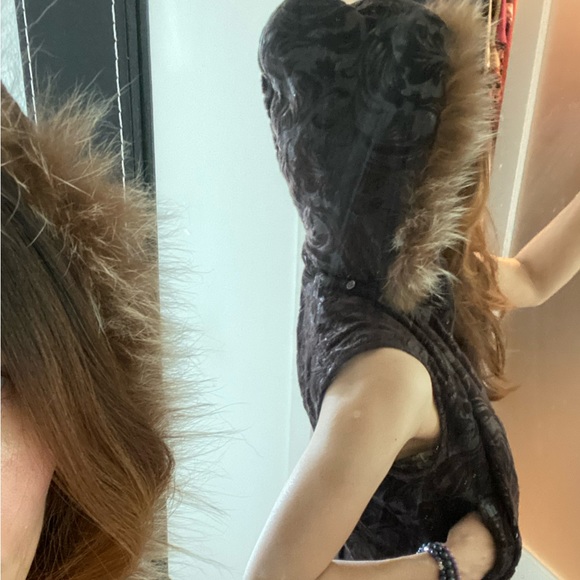 Sleeveless Jacket with fur hoodie - Picture 8 of 11